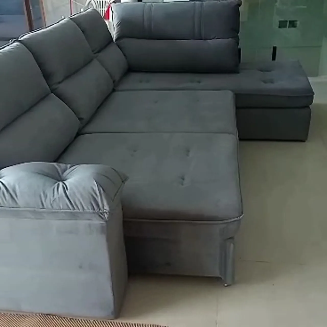 Sofá de canto cinza impermeabilizado