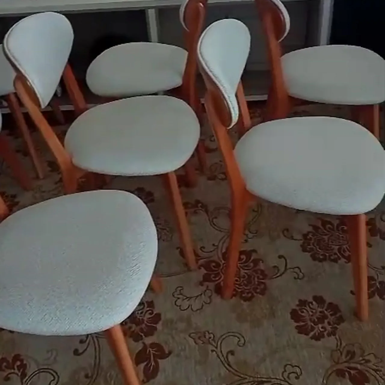 Cadeiras de assento branco em uma sala