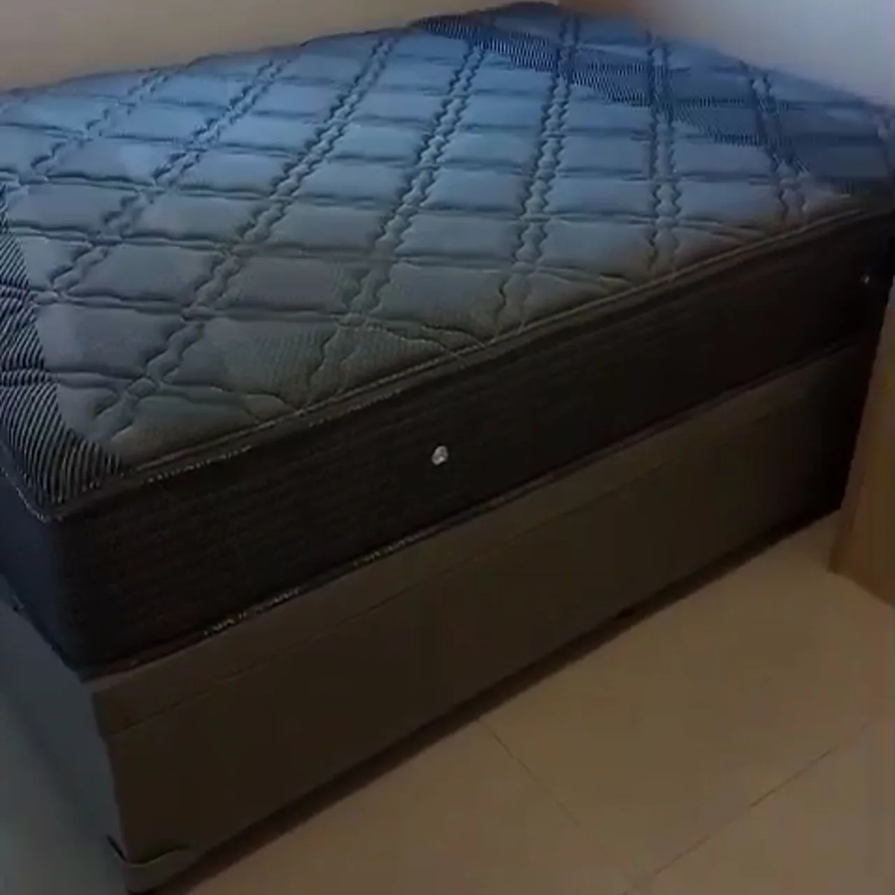 Colchão azul sobre cama box